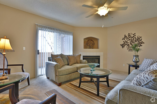 Living Area - Walnut Creek Apartments