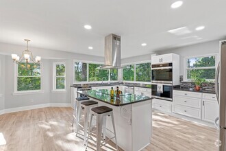 Building Photo - 555 Benson Dr