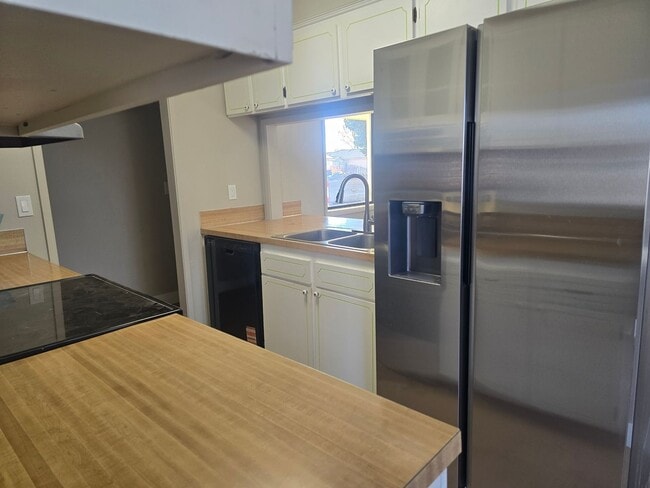 Building Photo - 3 bed / 2 bath