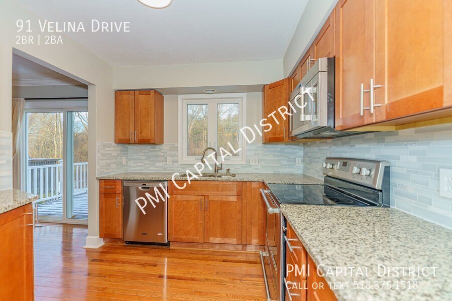 Foto principal - Gorgeous Townhome w/ three floors of Updat...