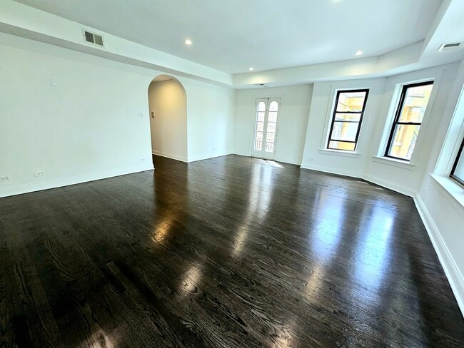 Building Photo - 2209 W Arthur Ave