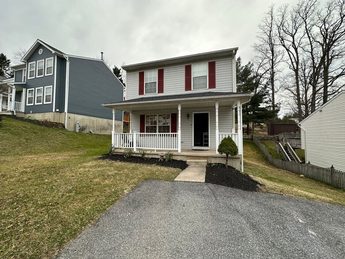 Primary Photo - Charming 3 Bedroom/2.5 Bathroom Detached H...