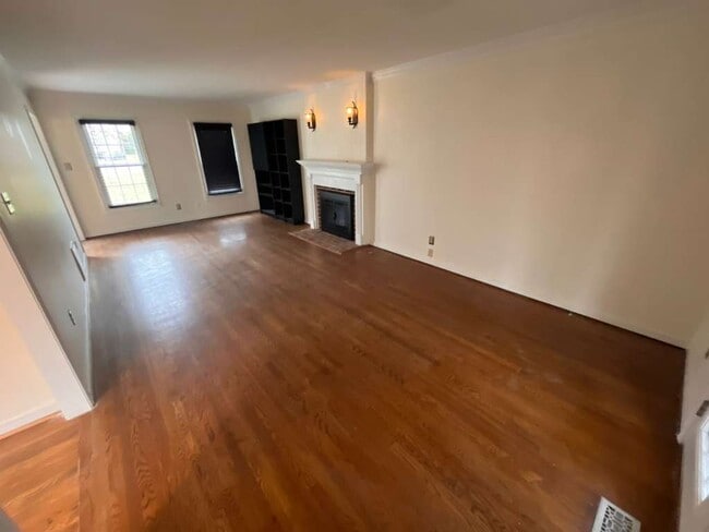 Foto del edificio - 5916 Park Forest Ln