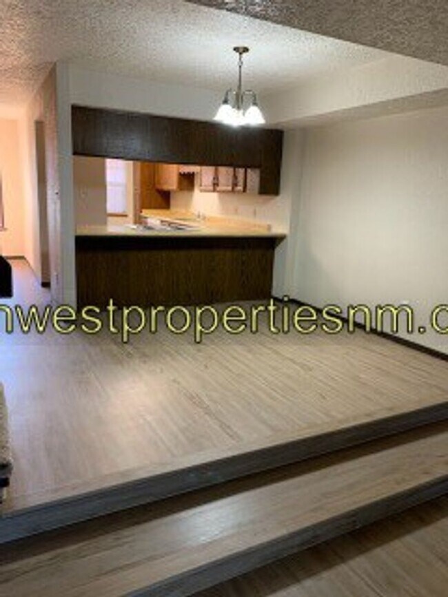 Building Photo - 3 Bed, 2.5 Bath, 2 Story Townhouse with Fi...