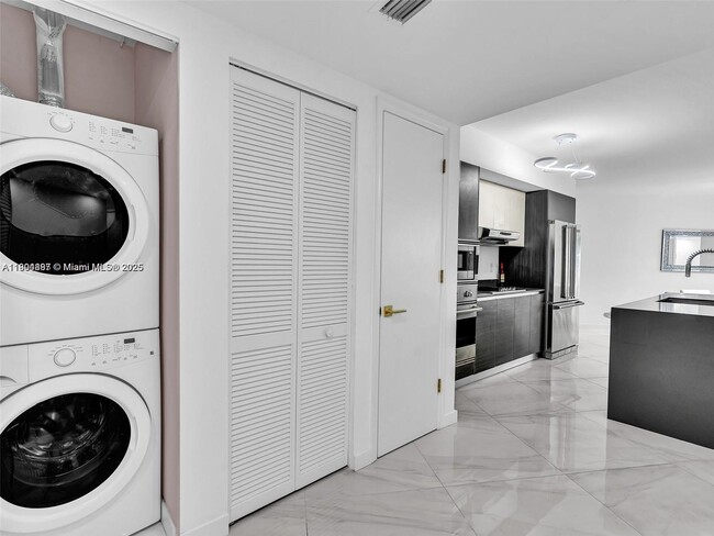 Foto del edificio - 9821 E Bay Harbor Dr