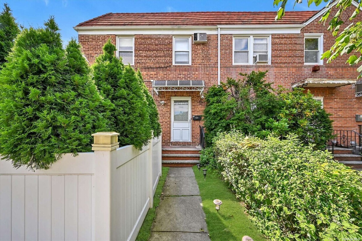 Primary Photo - 76-54-76169 169th St