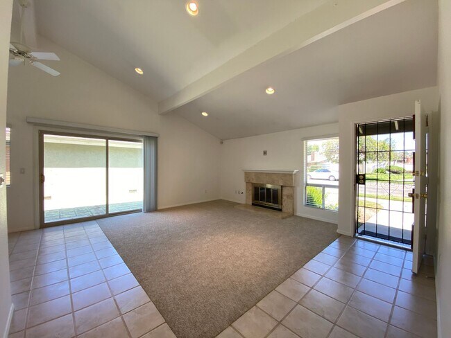 Building Photo - 2 Bedroom, Single Story Condo With A/C!