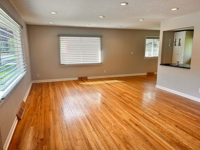 Building Photo - 4 Bedroom, 2 Bathroom in the Lower Rattles...