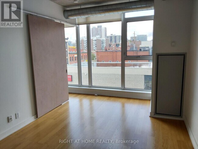Photo du bâtiment - 354-354 Gladstone Ave
