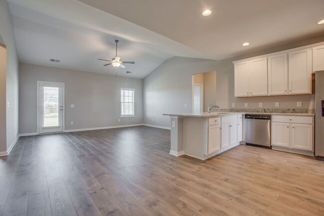 Building Photo - ***ASK ABOUT OUR FREE RENT SPECIAL (with a...