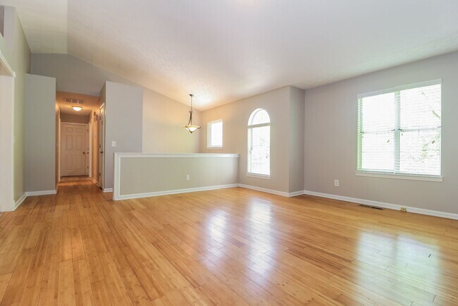 Foto del edificio - 523 White Pines Dr