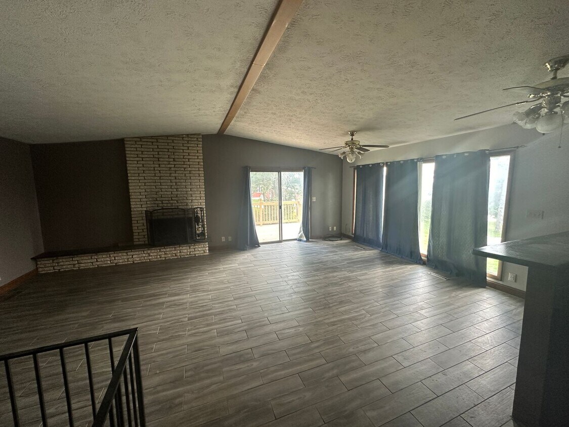 Building Photo - PET FRIENDLY 3 Bedroom 3 Bath