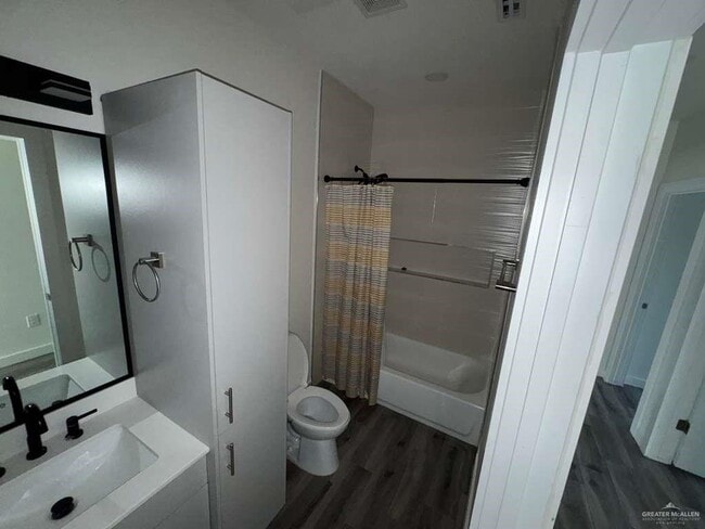 Building Photo - 7 E Iris Ave