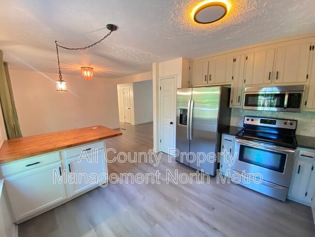 Foto del edificio - 410 Riverlake Ct