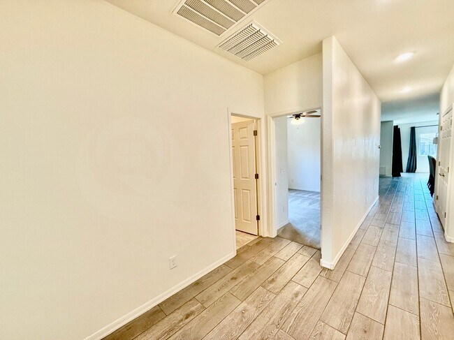 Building Photo - 8824 S 41st Dr