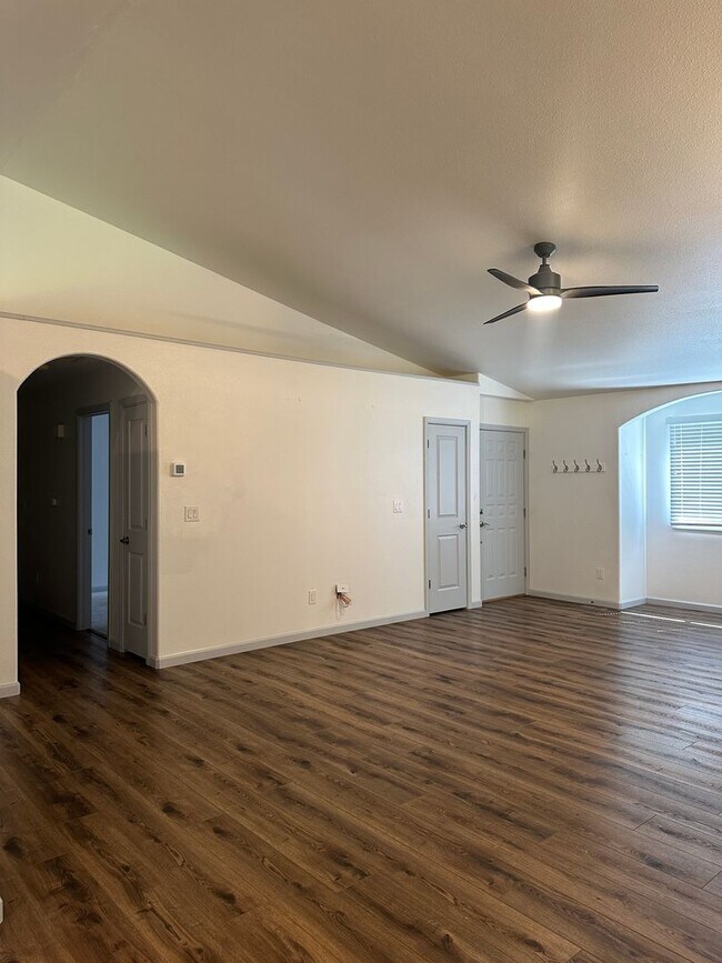 Foto del edificio - Three Bedroom Two Bath Single Family Home ...