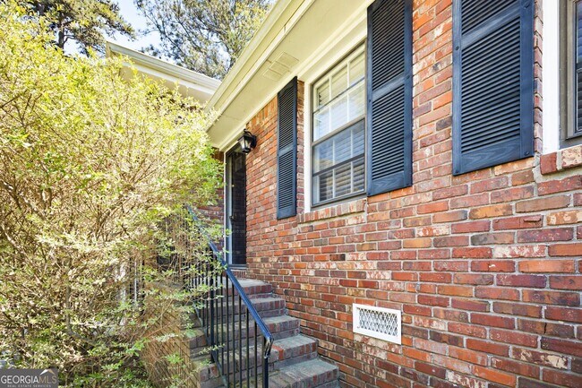 Building Photo - 2464 Mountain View School Rd NE