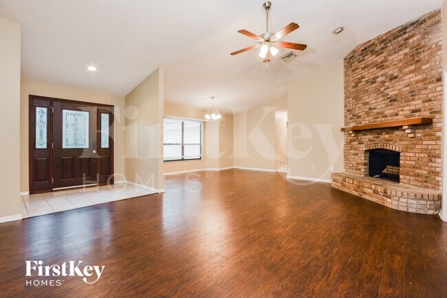 Foto del edificio - 520 Whispering Oak Ln