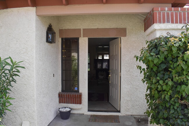 Building Photo - 113 Vitoria Ln