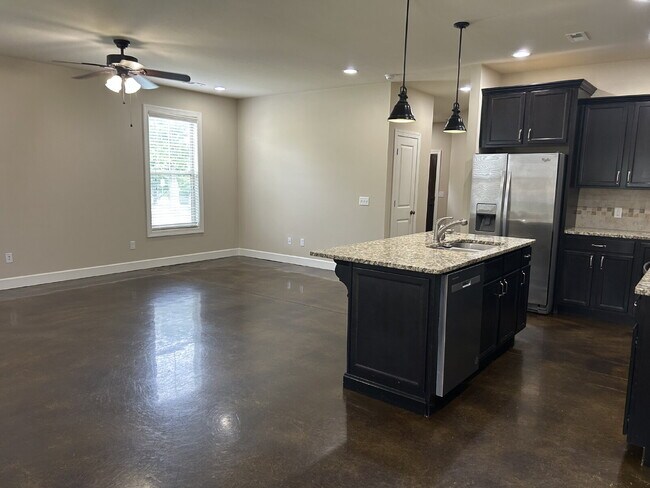 Building Photo - "Charming 3-Bed Condo in Cookeville with G...