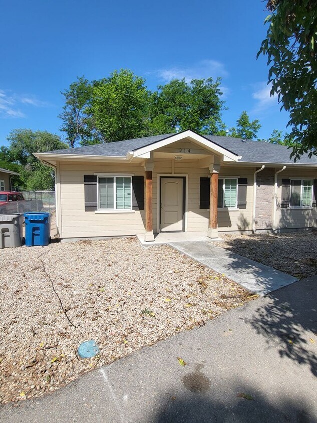 Primary Photo - Cute Duplex