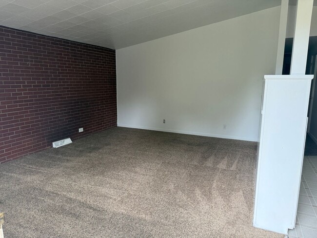 Building Photo - Spacious 2 Bedroom Lakewood Duplex