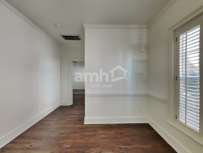 Foto del edificio - 6111 Creft Cir