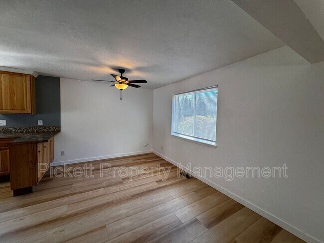 Foto del edificio - 600 NE Flagstone Ln