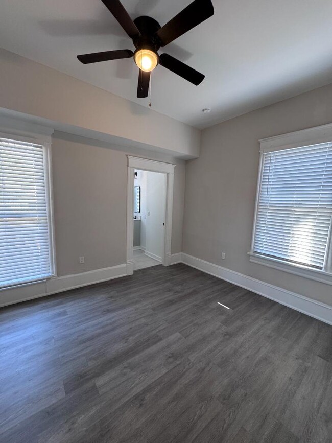 Foto del edificio - 300 E 3rd St