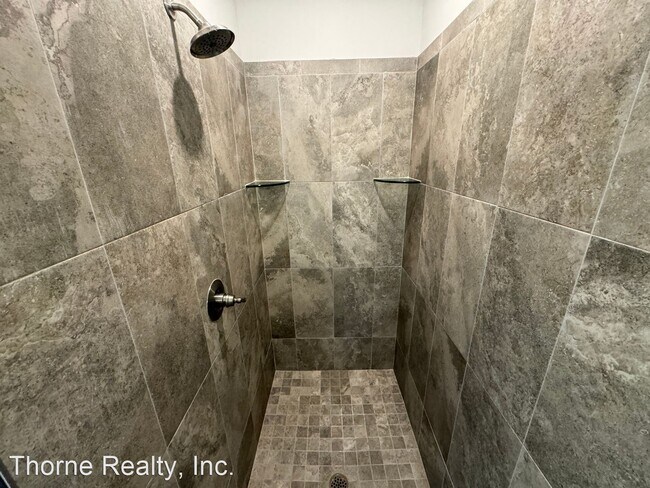 Building Photo - 4 br, 3.5 bath House - 6223 Venice Court