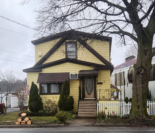 Building Photo - 368 Sweeney St