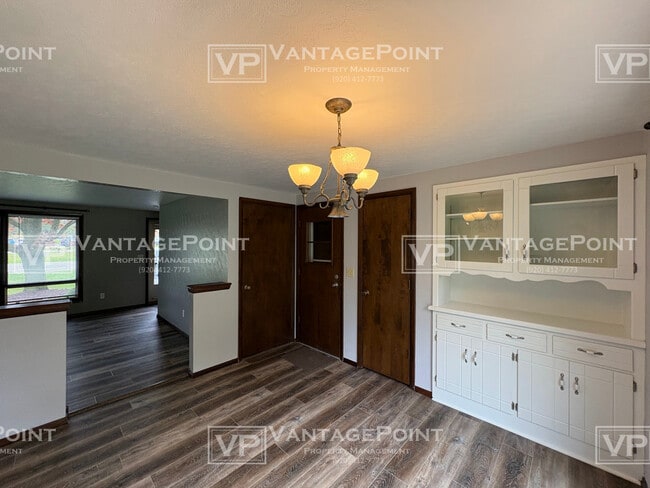 Building Photo - 4220 Hillcrest Dr