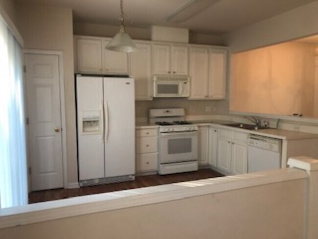 Building Photo - 404 Apricot Cir