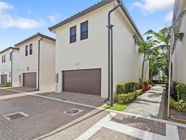 Foto del edificio - 4388 NW 81st Ave