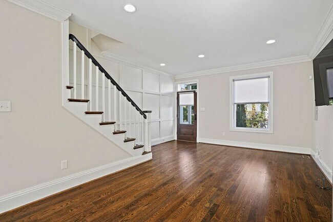 Building Photo - 1411 D St NE