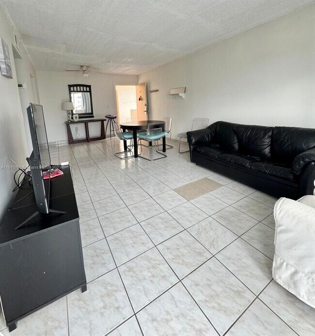 Foto del edificio - 3615 NE 167th St