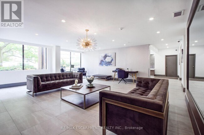 Photo du bâtiment - 1270-1270 Maple Crossing Blvd