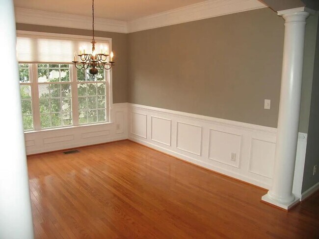 Building Photo - Lovely 2 BR, 2 Ba +den Duplex in quiet nei...