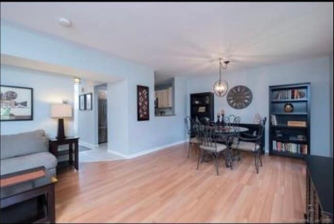 Building Photo - 705 Lake Ave