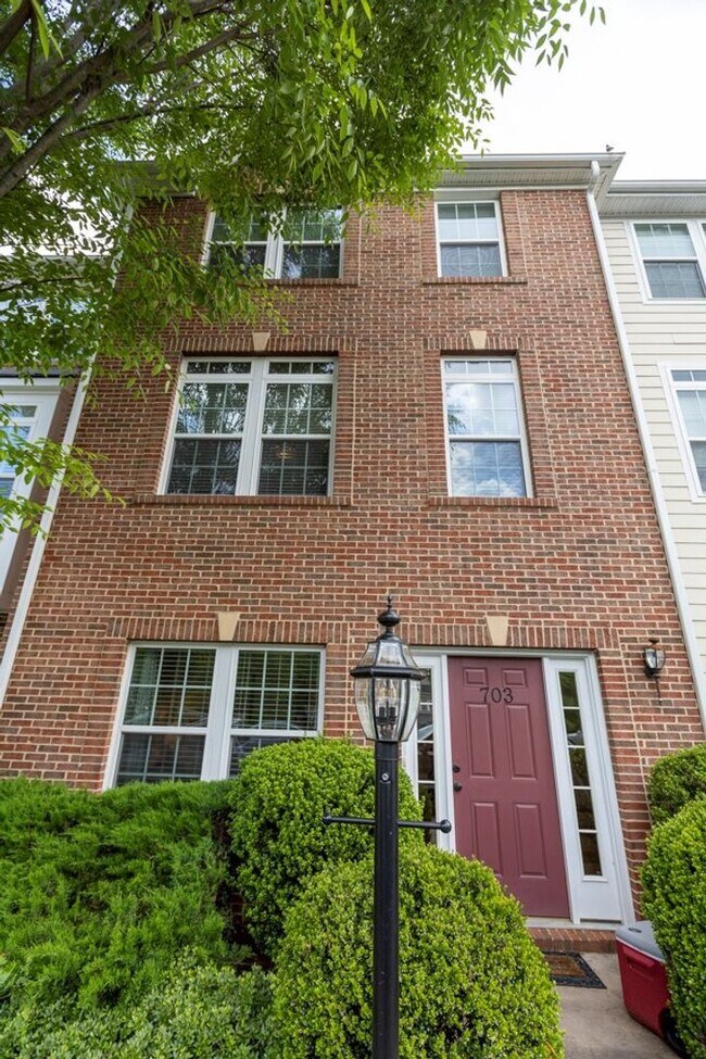 Foto del edificio - 703 Rainier Rd