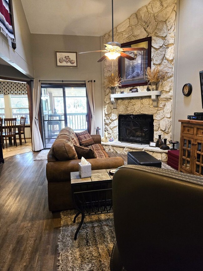 Building Photo - Furnished Three Bedroom Condo With Water, ...
