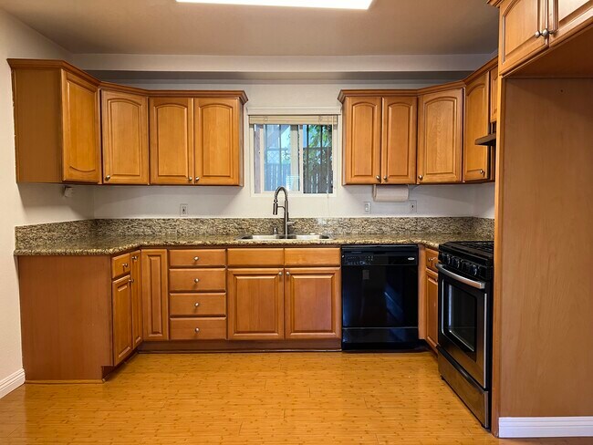 Kitchen - 1635 S Bronson Ave