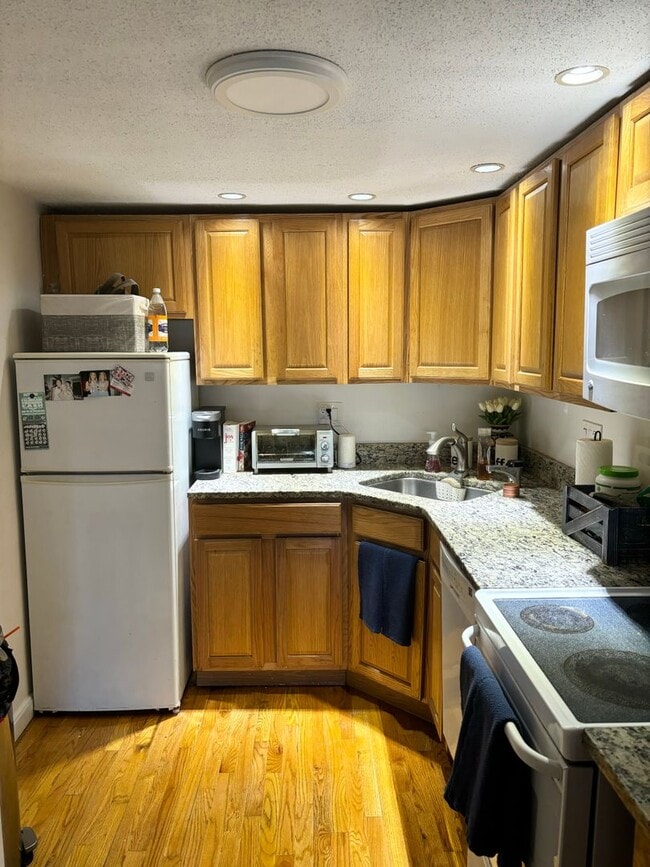 Photo - NO FEE ~ GREAT BRIGHTON 2 BED WITH PARKING AVAIL FOR RENT ~ CAT & SMALL DOG-FRIENDLY Apartment