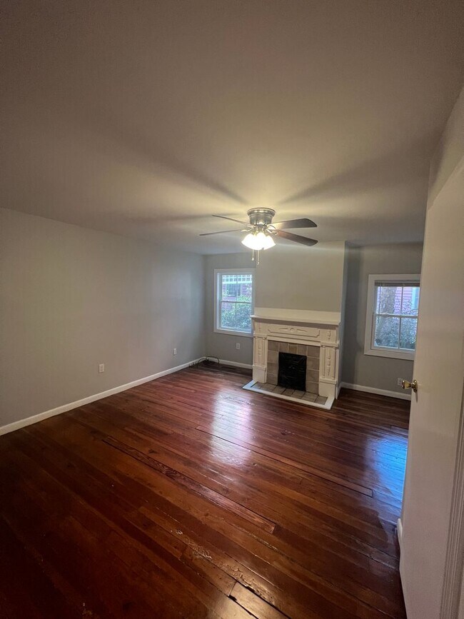 Building Photo - Charming Historic Duplex In the Heart if S...