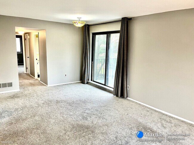 Building Photo - 2 br, 1 bath Condo - 730B Putnam Blvd