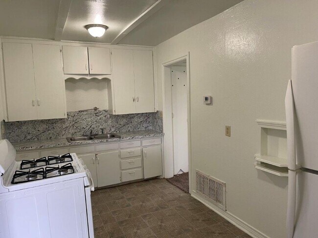 Foto del edificio - Cute 1 bed , 1 bath with washer dryer hook...