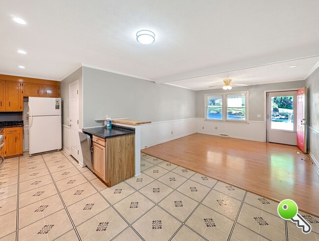 Building Photo - Charming Easley Home with Fenced Yard, Sunroom & Walkable To The YMCA!