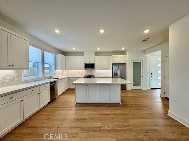Building Photo - 450 Lobata
