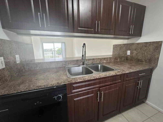 Foto del edificio - 8620 N Sherman Cir