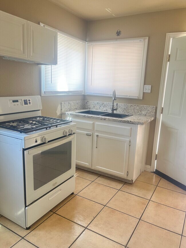 Building Photo - 529 Sycamore St